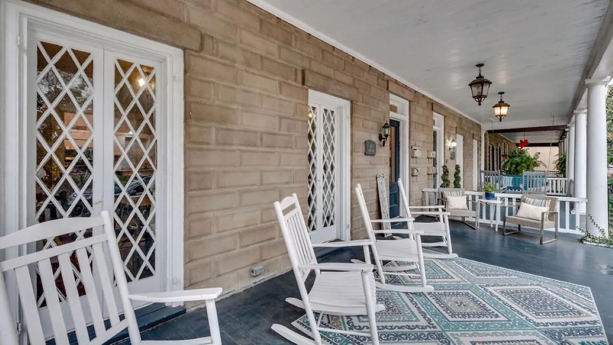 Comfortable Escape In Historic Downtown Savannah