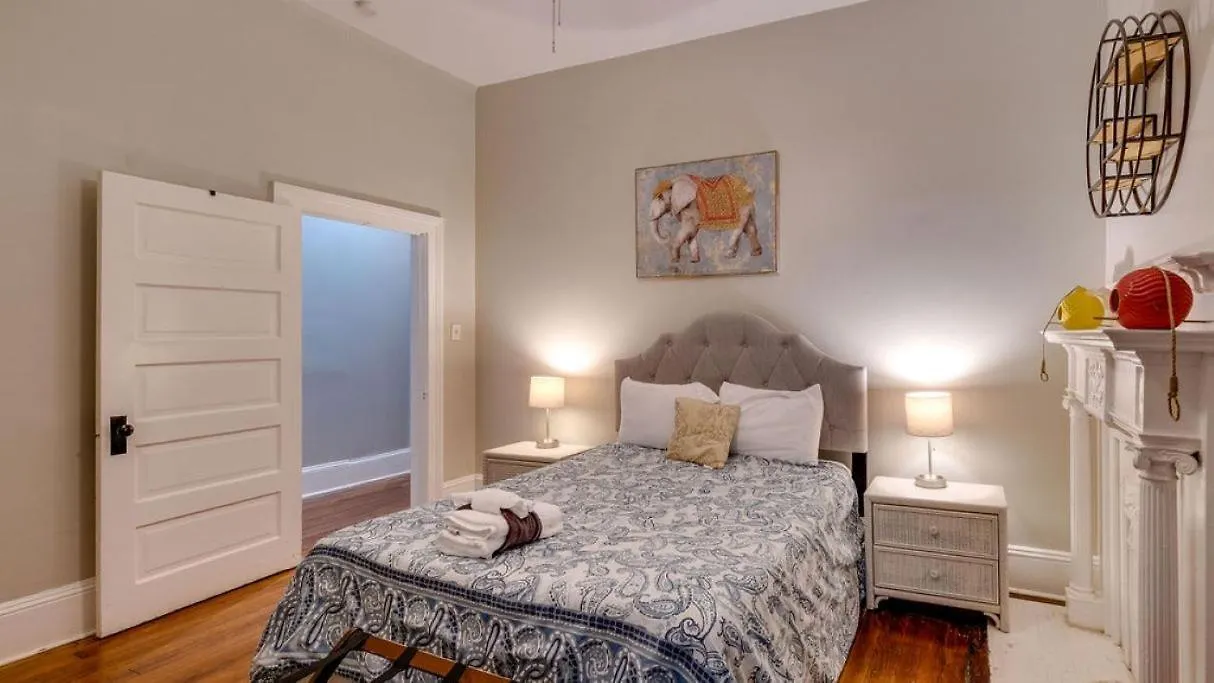 Bed & Breakfast Comfortable Escape In Historic Downtown Savannah