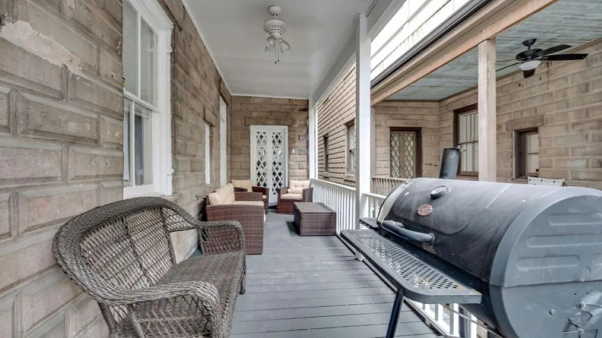 Bed & Breakfast Comfortable Escape In Historic Downtown Savannah